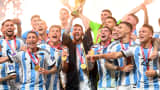 Argentiinalainen Lionel Messi nostaa FIFA World Cup Qatar 2022 -voittajan palkinnon Argentiinan ja Ranskan välisen FIFA World Cup Qatar 2022 -finaalin jälkeen Lusail Stadiumilla 18. joulukuuta 2022 Lusail Cityssä, Qatarissa.