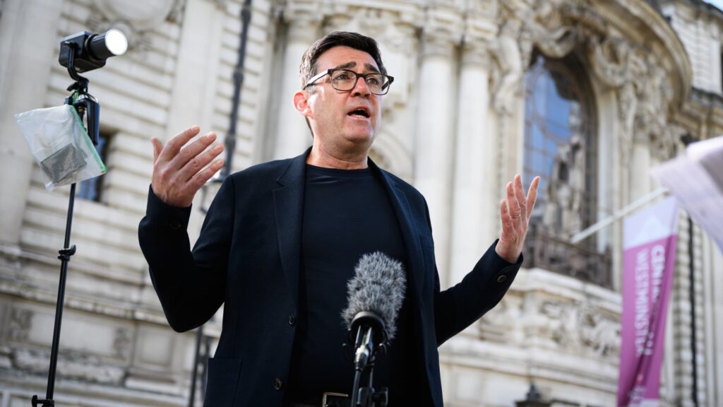 Manchesterin Andy Burnham tarkasti katsellessaan pääministeri Keir Starmeria