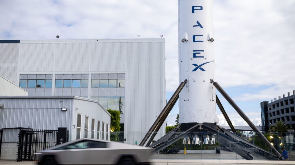 SpaceX:n ja Teslan fuusiokeskustelu syttyy uudelleen, kun Musk-rakettiyhtiö lähestyy listautumista