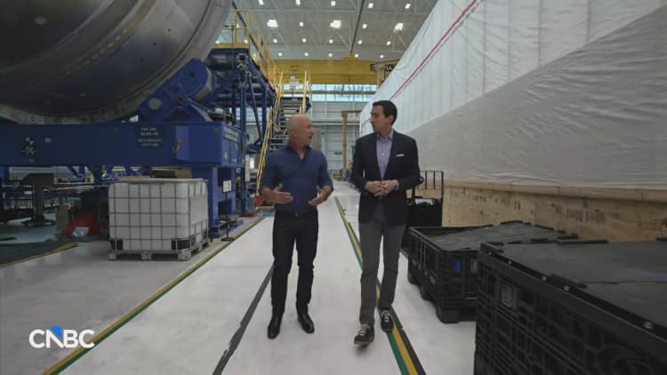 Blue Originin perustaja Jeff Bezos esittelee CNBC:tä Rocket Parkin tehtaallaan