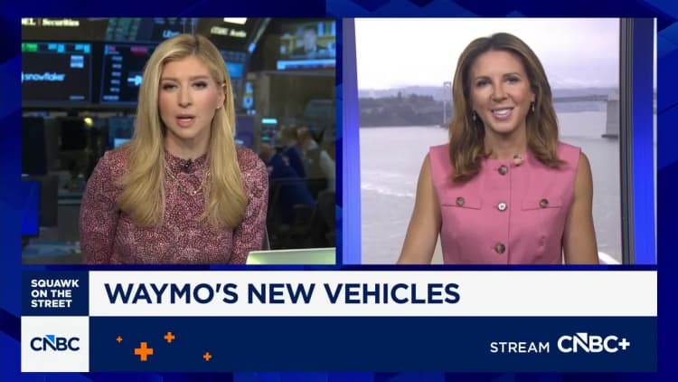 Waymo aloittaa julkisen kyytipalvelun Ojaissa siirtymällä edullisempaan robotaksiin
