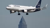 Lufthansan matkustajakone laskeutuu Frankfurtin lentokentälle Kone lentää Messeturmin yli. Lentoyhtiö esittelee neljännesvuosittaiset lukunsa keskiviikkona. 