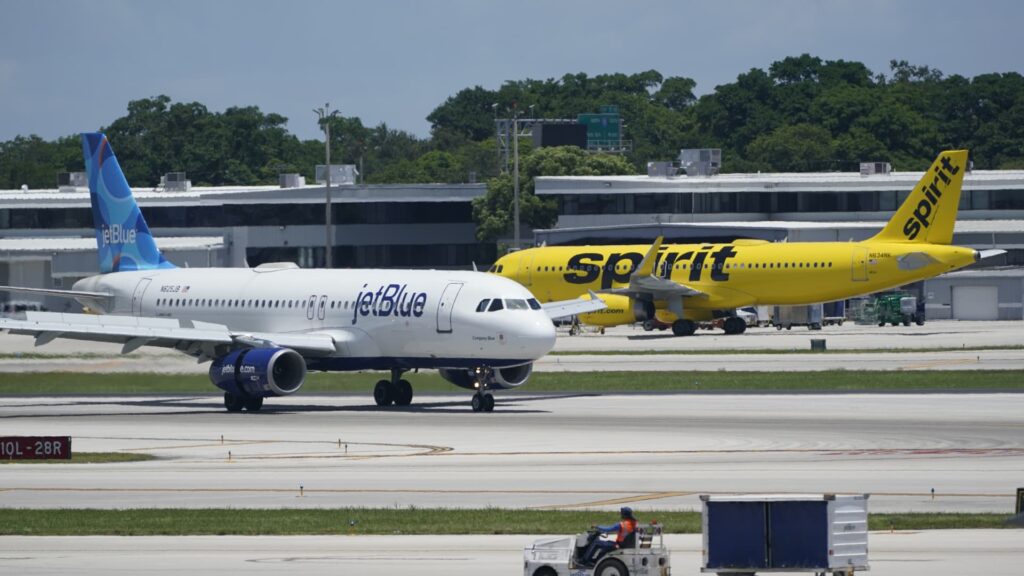 JetBlue voittaa Spirit-paikat LaGuardiassa, harkitsee terminaalien siirtoa