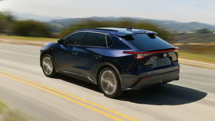 Miksi kolme suurta autonvalmistajaa hallitsevat kukoistavia hybridimarkkinoita