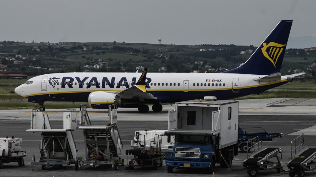 Ryanairin tulos putosi 34 prosenttia lentoyhtiöiden varautuessa “vaikeaan talveen”