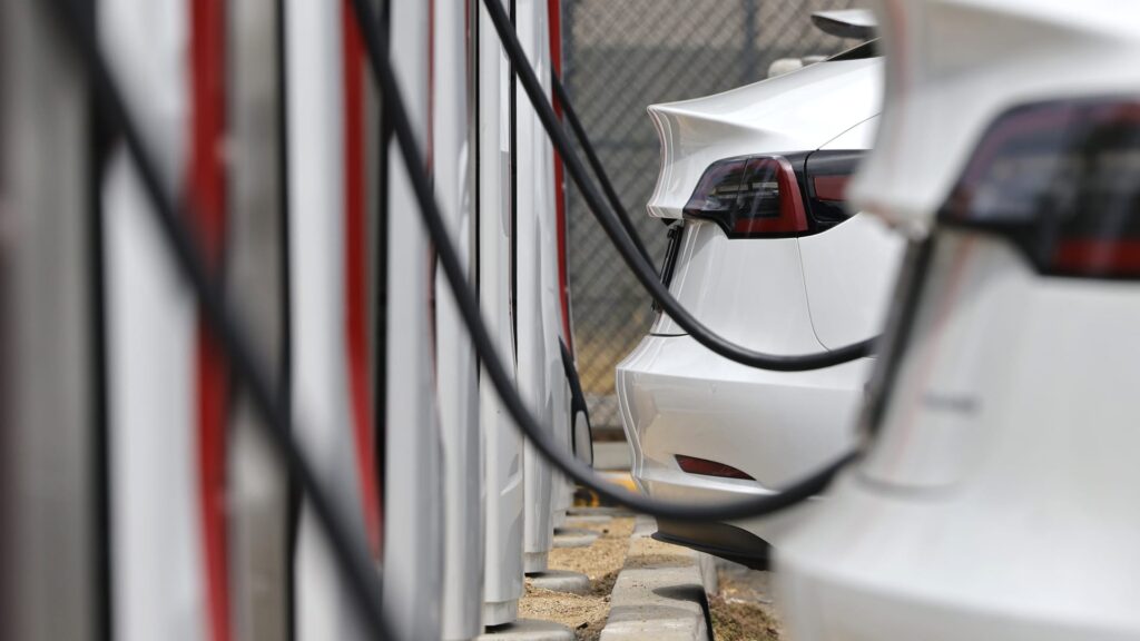 Käytetyt sähköautot ovat kalliimpia Iranin sodan ja korkean kaasun hinnan vuoksi