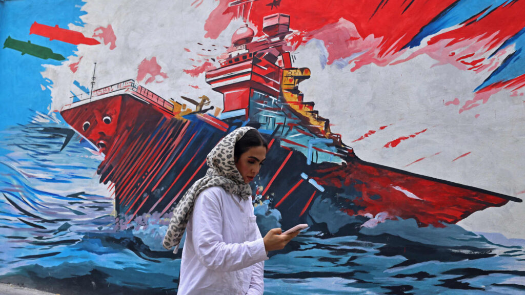 USA iskee Iraniin tankkerin osuessa Hormuzissa; Keskiössä 10 päivän tulitauko